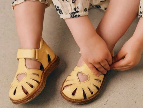 Angulus sandal gul med hjerte korksål